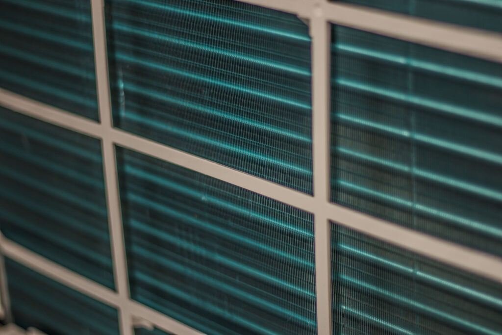 Blick hinter den Filter einer Klimaanlage